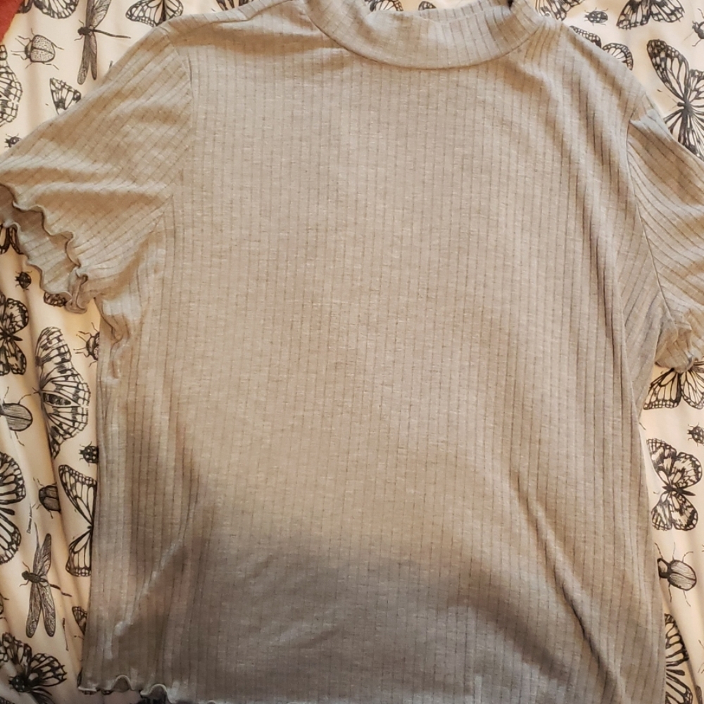 High neck ripped short sheelve shit🤍